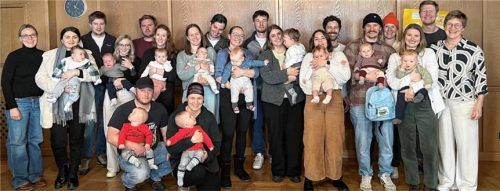 Elf Neugeborene mit ihren Eltern wurden von der Familienbeauftragten Susanne Kaindl (links) und der Dritten Bürgermeisterin Dr. Sabine Wörnle (rechts) im Sitzungssaal der Gemeinde begrüßt. Foto Hauser