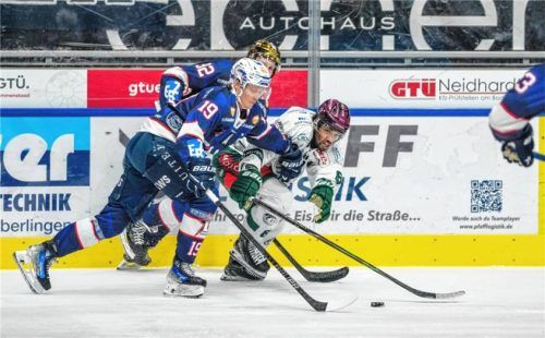 Energisch: Lukas Laub setzt sich gegen zwei Ravensburger durch.Foto Imago Images