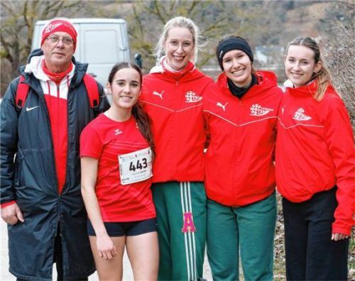 Erfolgreich waren die Läuferinnen vom TSV Mühldorf: Trainer Hubert Hornung, Hannah Zwirner, Pia Nickelbauer, Julia Straßer und Nina Engels (von links).Foto Ludwig Stuffer