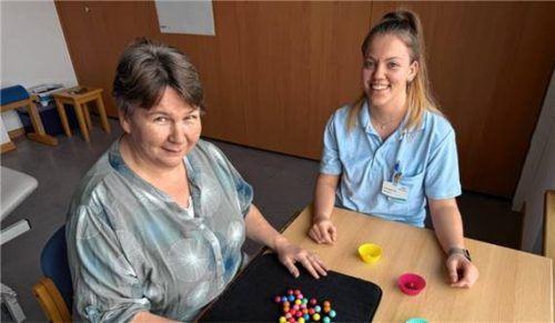 Ergotherapeutin Verena trainiert mit der Patientin die Feinmechanik, Farbzuordnung und geistige Leistung.