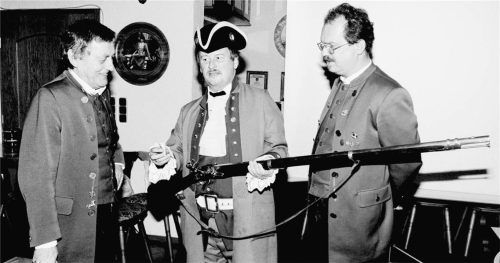 Erläuterten anschaulich die Haager Militärgeschichte: (von links) Rudolf Münch, Ludwig Meindl und Gerhard Kramer. Foto Bauer