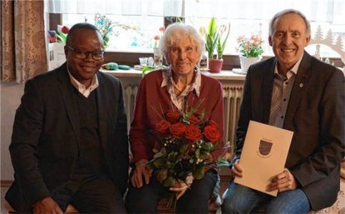 Es gratulierten Franziska Laxhuber (Mitte) zum großen Jubiläum: Pfarrer Dr. Anicet Mutonkole und Bürgermeister Franz Ehgartner (rechts). Foto Sutherland