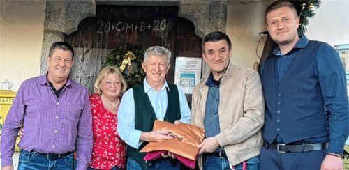 Es ist vollbracht: (von links) Sven, Sofie und Bernhard Hering übergeben den Schlüssel für das „Haus Lilie“, das Zuhause der Eggstätter Seniorenfamilie, an Rifet und Sead Paloš, die neuen Betreiber. Foto Gerlach