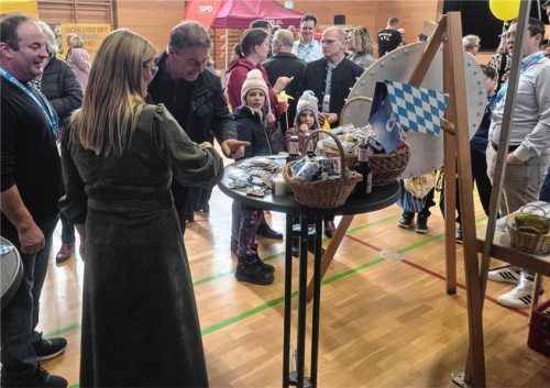 Es war ein reger Austausch: Bei Ampfings erster Kommunalwahl-Messe in der Schweppermannhalle präsentierten sich alle Parteien und Wählervereinigungen gemeinsam den interessierten Bürgern.Fotos  Stettner