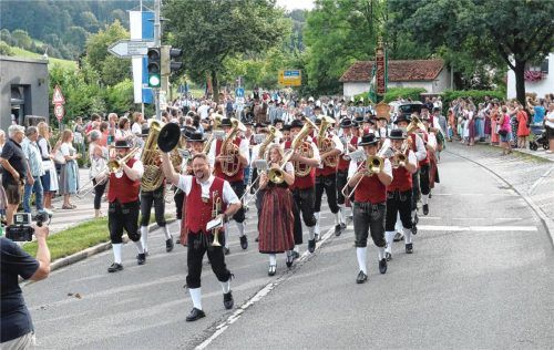 Es war wieder ein überaus gelungener Auftakt zum fünftägigen Sommerfest. Mit einem großen Auszug ging es zum Festplatz.Foto  Stuffer