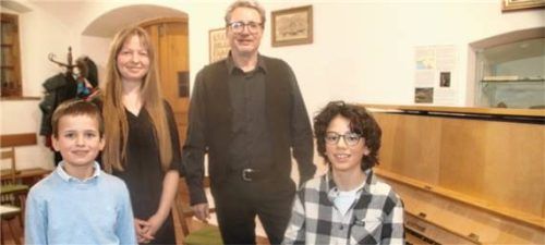 Extrem talentiert: Musiklehrer Thomas Hartmann mit den Schülern (von links) Andreas Kimmerle (6), Lucie Liermann (16) und Frédéric Koehler (12). Foto Zandl
