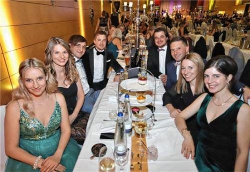 Fein herausgeputzt haben sich die Aschauer Bürger für den 13. Galaball.