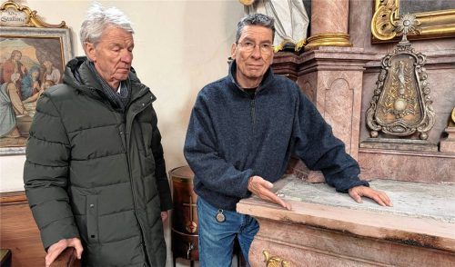 Felix Schwaller (links), Vorsitzender des Fördervereins zum Erhalt der Sebastianikirche, und Pfarrgemeinderatsvorsitzender Edward Browne machten sich vor Ort ein Bild vom Ausmaß des Schadens. Die Brandspuren am Seitenaltar sind deutlich zu erkennen. Foto Kotter
