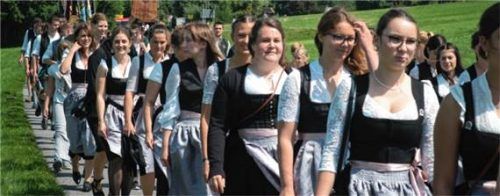 Festzug zum Feiertag des Dirndlvereins.