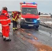 Rettungswagen kracht in Öltank