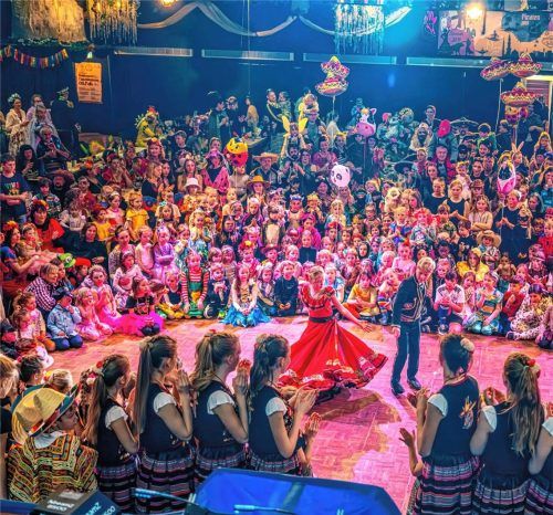 Fiesta Mexicana! Dichte Sitzreihen beim Kinderfasching in Neubeuern.Foto Nitzsche