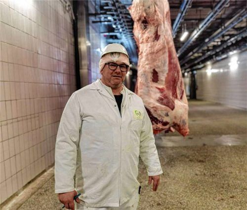 Die Kühlung des Schlachthofs ist sein Arbeitsplatz: Fleischsommelier Johann Vorportner steht im Vion-Rinderschlachthof in Waldkraiburg vor einer Rinderhälfte.