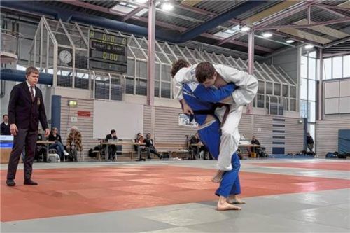 Florian Osterloher (in Blau) wirft seinen Gegner mit einer Aushebetechnik. Foto re