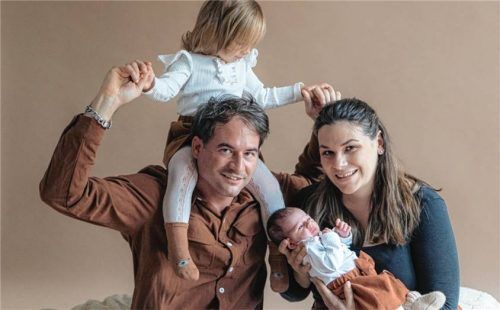 Florian und Lisa Mooser mit ihren Töchtern. Die Ältere der beiden erlitt kürzlich einen schweren Hundebiss. Foto privat