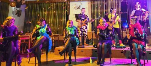 Freche Sketche und die Band „In oana Dur“ sorgten für ausgelassene Stimmung. Foto Reinthaler