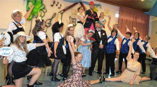 Frenetisch gefeiert wurde das „Wendlstoana“-Ensemble für das „Weiße Rössl“-Potpourri mit den Hauptfiguren „Sigismund“ (Oliver Deißenböck/Mitte oben) und „Oberkellner Leopold“ (Stefan Müller). Foto  Baumann