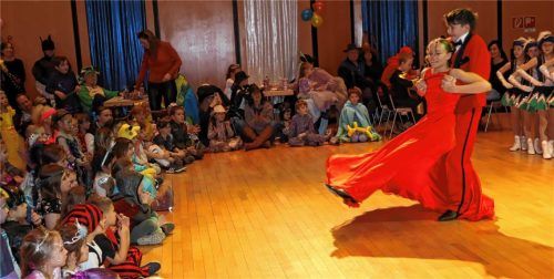 Frenetischen Applaus bekamen Prinz „Lukas I.“ und Prinzessin „Isabella I.“ nach ihrem Prinzenwalzer. Fotos Strim