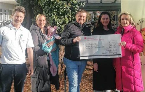 Freude über die Spende für die kleinen Patienten (von links): Chefarzt Dr. Hendrik Jünger, Sanja Cvetko, Simon Zosseder sowie Jasmin Harre-Göhsl und Mihaela Hammer. Foto  Romed-Kliniken