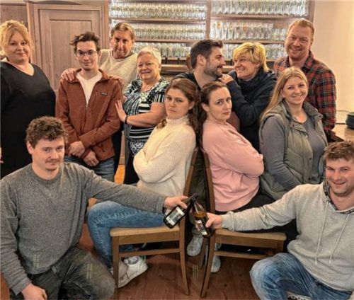 Freuen sich schon auf die Premiere des neuen Theaterstücks „Der verarmte Erbonkel“, das sie seit Wochen geprobt haben: (von links vorne) Alexander Eberl und Rupert Vorportner sowie (von links hinten) Juliane Schmid, Klaus Winterer, Florian Diez, Annemarie Dunstmair, Eva Neudecker, Rudi Krapf, Martina Baumgartner, Maria Schöfer, Ramona Göbl und Hans Hangl. Foto Gillitz