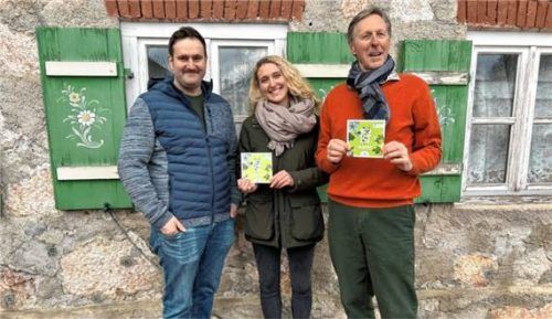 Freuen sich über blühende Wiesen: Blühpatenschaften-Anbieter Christian Maier aus Übersee, Magdalena Frank, Regionalmanagerin bei der „Chiemgau GmbH“ sowie Blühpate Martin Bauhofer. Foto Chiemgau GmbH