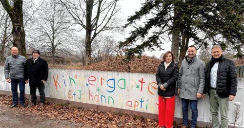 Freuen sich über den Abschluss der Grundstücksverhandlungen: (von links) Stefan Mairock und Rupert Hausperger (Kirchenverwaltung St. Johann Baptist), Karin Löw (Verwaltungsleiterin Pfarrverband), Michael Kulhanek (Verwaltungsleiter Kita-Verbund) und Bürgermeister Dr. Tobias Windhorst.Foto  re