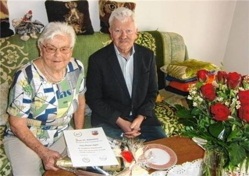 Freute sich über den Besuch von Bürgermeister Erwin Baumgartner zu ihrem 85. Geburtstag: Theresia Aigner. Foto  Jaensch