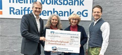 Freuten sich bei der Scheckübergabe: (von links) Mirko Gruber (stellvertretender Vorsitzender der Bildungsstiftung Volksbank Raiffeisenbank und Vorstand der meine Volksbank Raiffeisenbank eG), Barbara Heuel (Geschäftsleitung Kinderschutzbund Rosenheim), Irmgard Bauer (Vorsitzende Kinderschutzbund Rosenheim) und Johann Hell (Leiter Stiftungs- und Generationenmanagement der meine Volksbank Raiffeisenbank eG).Foto Niedermeier