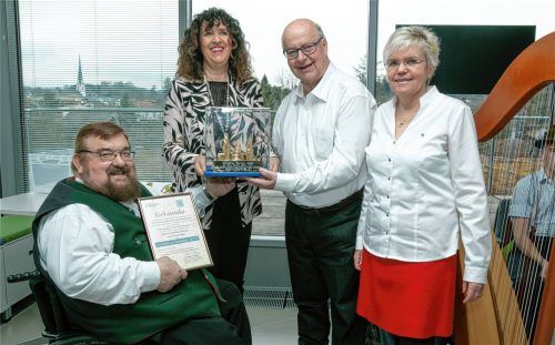 Freuten sich bei der Übergabe der Auszeichnung in Prien am vergangenen Wochenende: (von links) Hans Loy, Christine Mayer, der Geehrte Günther Bauer und Bettina Brühl. Foto Berger