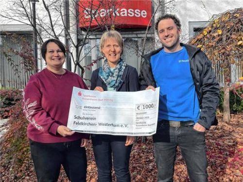 Freuten sich bei der Übergabe des Spendenschecks: (von links) Marianne Bolsens-Sygulla, Margit Hellauer von der Sparkasse Rosenheim-Bad Aibling und Stefan Eiglsperger. Foto RE
