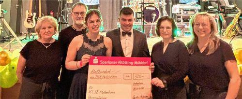 Freuten sich über die Spende des Pfarrgemeinderates: (vorne) die beiden Vorsitzenden der Landjugend Sarah Tauber und Jonas Stutzriem mit den Mitgliedern des Pfarrgemeinderates Sandra Stutzriem, Johann Pietrek (links) sowie Monika Schalk und Elfriede Heimeldinger (rechts). Foto niederschweiberer