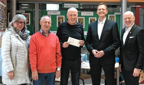 Froh über die Einrichtung: (von links) Monika Schmid (Dritte Bürgermeisterin), Philipp Ramming (Seniorenbeauftragter der Gemeinde und Initiator), Hartmut Wilhelmi (Organisator), Bürgermeister Simon Frank und Michael Andrelang (Zweiter Bürgermeister). Foto Dachs