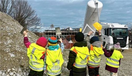 Frühe Bildung braucht Platz: Der Bau der neuen Krippe schreitet voran. Foto re