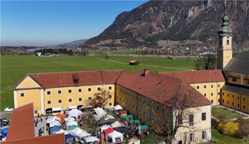 Frühlingshafte Atmosphäre im Klosterhof Reisach: Dort findet bald wieder der Oster- und Kunsthandwerkermarkt statt. Foto Tourist-Info Oberaudorf
