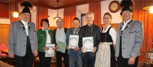 Für 40-jährige Mitgliedschaft im Trachtenverein zeichnete (von links) Vorsitzender Anton Strahlhuber Anni Huber, Franz Huber, August Graf und Martin Weinzierl aus. Auch Schriftführerin Julia Loibl und stellvertretender Vorsitzender Gerhard Albersinger gratulierten. Fotos Albersinger