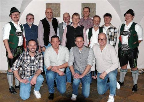 Für Vereinstreue geehrt: (hinten von links) Vorsitzender Sebastian Brandstätter, Robert Kunsteiger, Helmut Mair, Ludwig Grimm, Andreas Hartl, Eugen Seil junior, Thomas Hartl, Hubert Daxhammer und Zweiter Vorsitzender Michael Laufenböck sowie (vorne von links) Florian Vogl, Thomas Parzinger, Markus Namberger und Thomas Wolfsberger. Foto re
