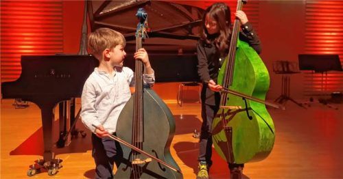 Ganz groß am Mini-Kontrabass: Jakob Schuhmacher (rechts) und Peter Szeles.Foto re