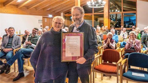 Garantieren einen reibungslosen Übergang im Heimat- und Geschichtsverein Achental: Die derzeitige Vorsitzende Annemarie Kneissl-Metz verlieh ihrem Vorgänger Dr. Hans-Jürgen Grabmüller die Würde eines Ehrenvorsitzenden. Foto  Flug