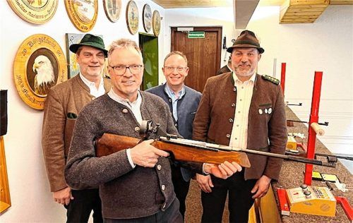 Gauschützenmeister Bernhard Brehmer (von links), Pfarrer Paul Janßen, Bürgermeister Daniel Mair und Schützenmeister Christian Schlosser schießen an.Fotos Hötzelsperger