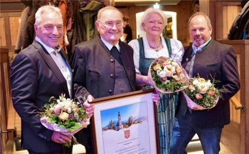 Geehrt für herausragenden Einsatz: (von links) Herbert Fritzenwenger, der neue Ehrenbürger der Gemeinde Ruhpolding, Weihbischof Dr. Bernhard Haßlberger, Gabi Geierstanger und Richard Freimoser. Foto krammer