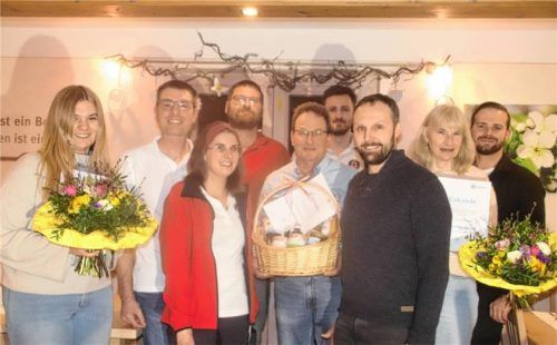 Geehrt wurden vom Vorsitzenden der Chieminger Wasserwacht, Bernhard Pletschacher (Zweiter von links): (von links) Magdalena Parzinger (für zehn Jahre), Andrea Feldmüller (20), dahinter Matthias Nieder (25), Bernhard Ratay (50), Andy Marth (15), Ulli Ellmaier (45) und Matthias Nieder (25). Im Hintergrund (Vierter von rechts) Patrick Unterreiner, Technischer Leiter der Wasserwacht. Foto Zandl