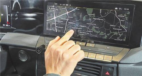 Gefährlicher Trend: Die Fahrzeugbedienung wird komplizierter und führt zu immer mehr Ablenkung. AFoto DAC