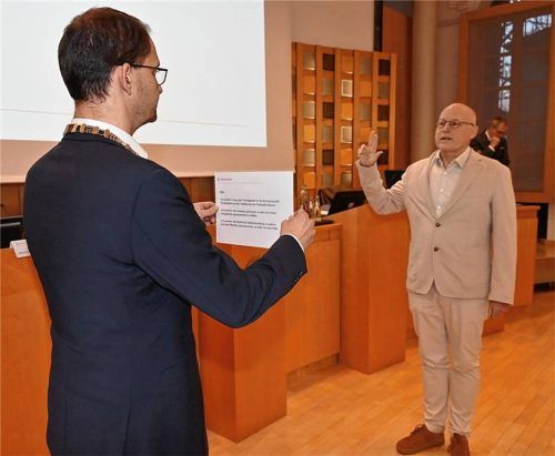 Gegen seine Vereidigung wurde lautstark protestiert: Rund 20 Demonstranten kamen am 29. Januar 2025 im Rosenheimer Rathaus zusammen, um gegen die Vereidigung von Stefan Bauer (rechts) zu protestieren. Nun musste sich ein weiterer Protestierender vor Gericht verantworten, weil Oberbürgermeister Andreas März (links) Strafantrag wegen Hausfriedensbruchs gestellt hatte.Foto Schlecker