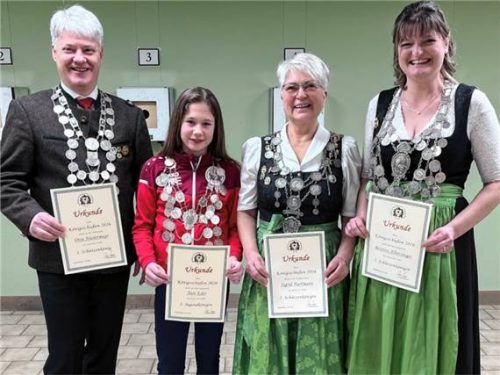 Gekrönte Häupter: (von links) Otto Niedermayr, Nele Eder, Sigrid Hartmann und Bettina Albersinger.Foto re