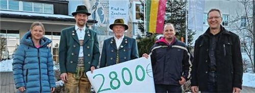 Geldübergabe: (von links) stellvertretende Schulleiterin der St. Valentinsschule Juliette Büttner, Vorsitzender Martin Gimpl, Sprecher Franz Krammer (beide GTEV Siegsdorf), Vorsitzender Markus Klüpfel und der Schatzmeister des Förderkreises Wolfgang Mayer. Foto re