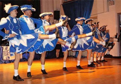 Gelenkig, topfit und adrett gekleidet: Die „Funkenmaschinen“ des Faschingsvereins Mangfalltal begeisterten die Besucher des Rosenmontagballs.