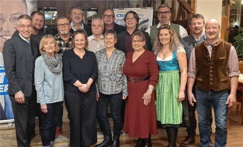 Gemeinderatskandidaten der CSU und ÜWG mit Landrat Otto Lederer (links) und Kreishandwerksmeister Rudi Schiller (Zweiter von rechts).Foto re
