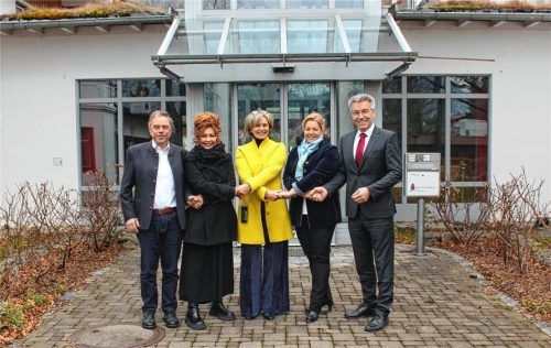 Gemeinsam vor dem „Haus am Steinbach“: (von links) Rolf Gärtner (Zukunft trotz Handicap), Petra Schubert (Caritas), Andrea Hanisch (Zukunft trotz Handicap), Bürgermeisterin Susanne Grandauer und Landrat Otto Lederer stehen für den Schulterschluss von Verein, Träger, Gemeinde und Landkreis bei der inklusiven Neunutzung des Gebäudes. Foto Steffenhagen
