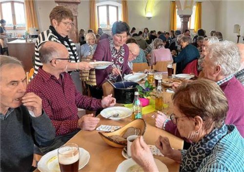Gerne wurden die Fastensuppen angenommen.Foto  Stettner