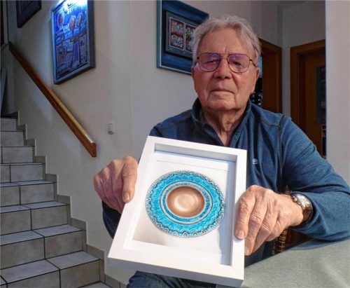 Gernot Sorgner mit einem von ihm bemalten Teller.Fotos  Rath