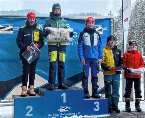 Gesamtsiegerehrung der S13 mit (von links) Theo Magera (DAV Ulm), Gewinner Paul Jordans (SC Traunstein), Felix Rummel (SC Willingen), Paul Mammey (SC Neuastenberg-Langewiese), Elias Scheja (SC Schönwald).Foto SC Traunstein